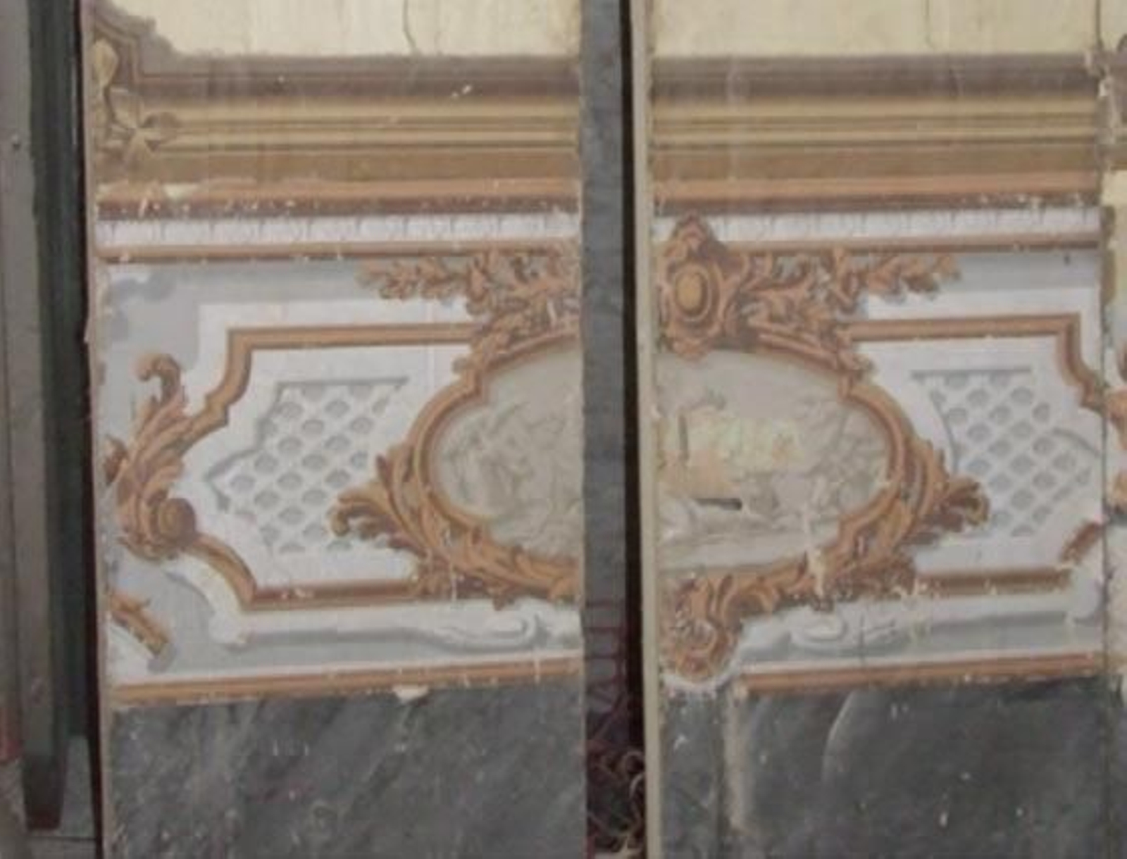 Detalle de una zona con la decoración gastada.