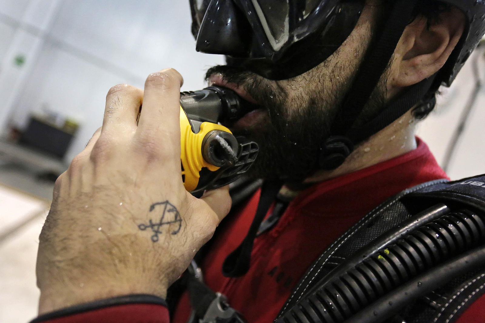 Una jornada de entrenamiento en el simulador de rescates en el mar de la Armada