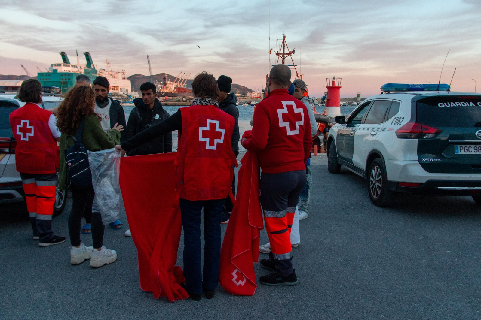 Los cuatro varones han sido trasladado al puerto de Motril
