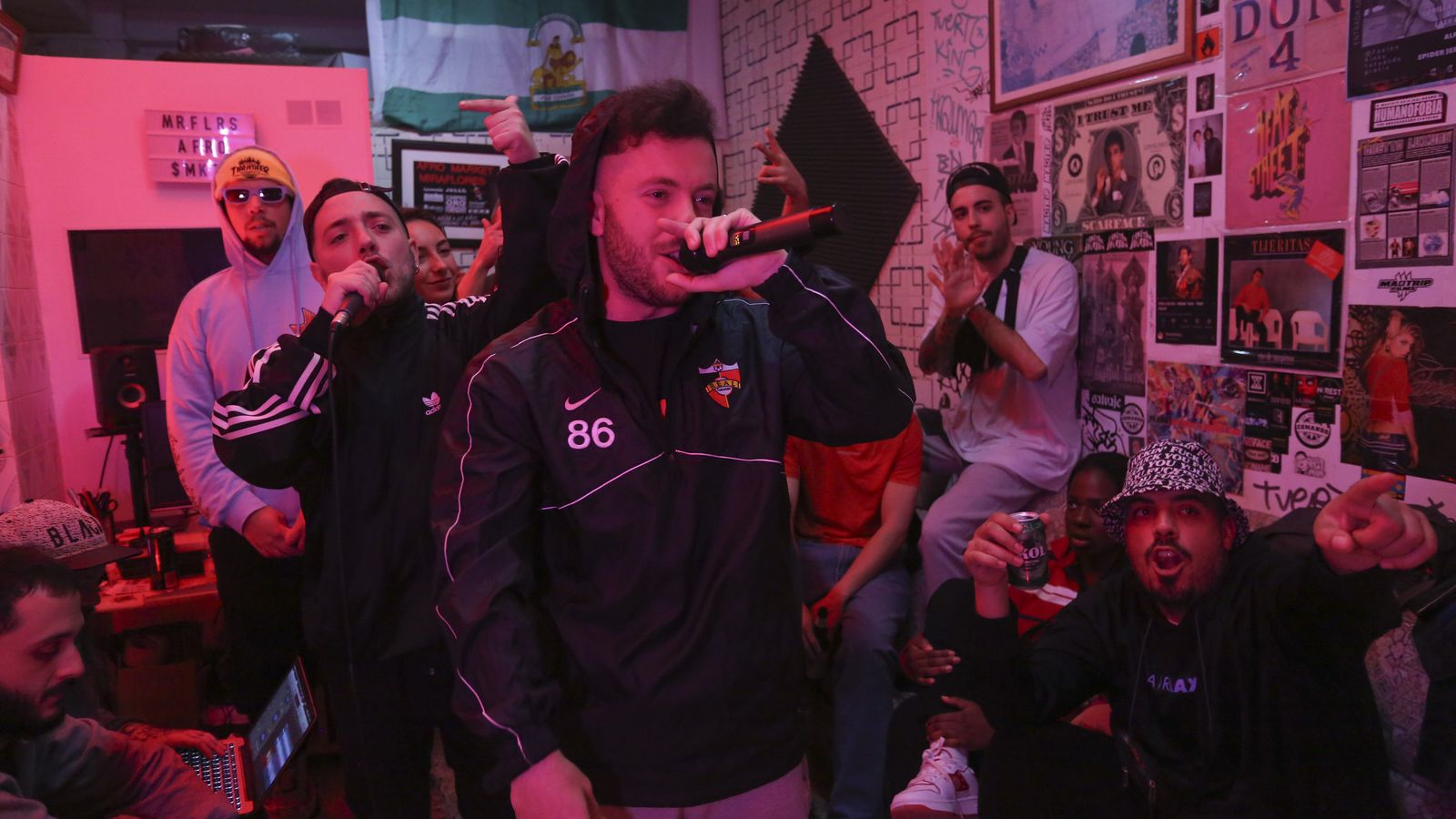 Hyde Tyson rapea mientras Sokez le hace los coros.