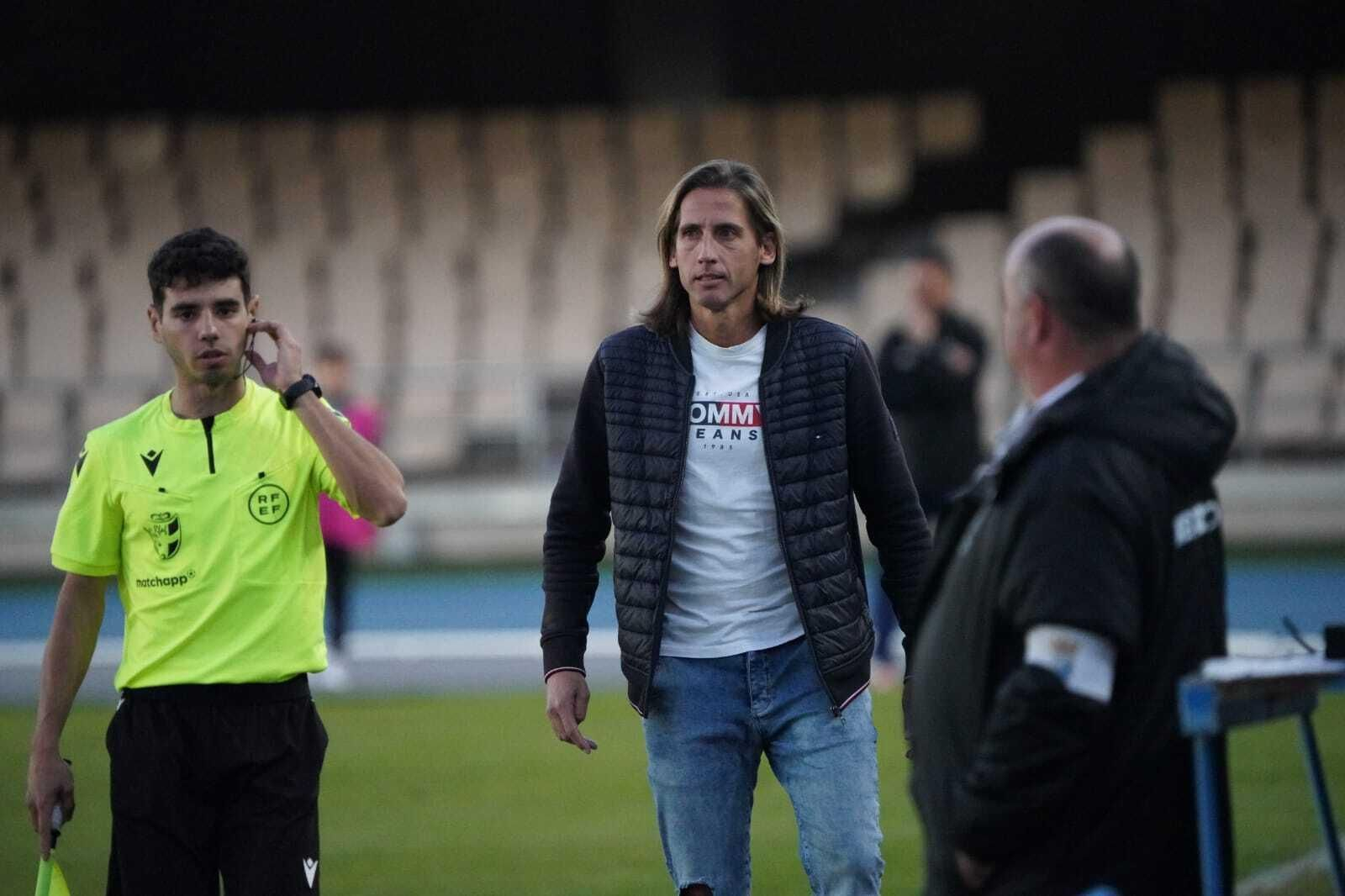 Checa sigue atento el partido desde la banda.