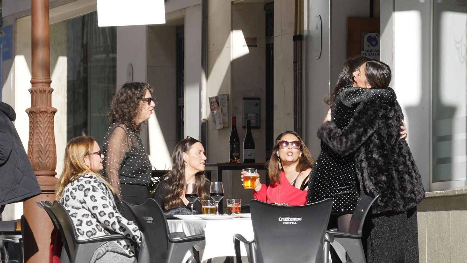 Dos mujeres se abrazan al encontrarse en la terraza de un bar de Huelva. Dos mujeres se abrazan al encontrarse en la terraza de un bar de Huelva.