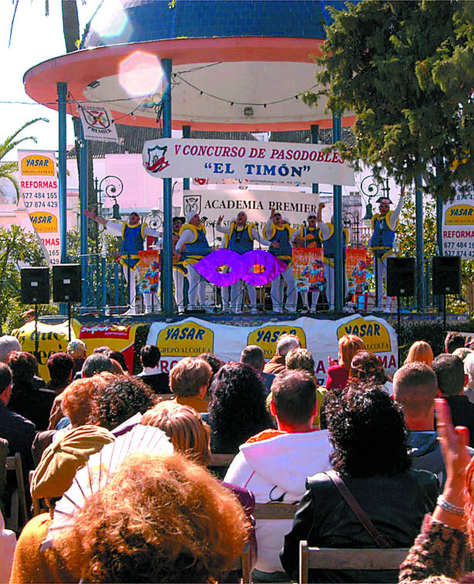 El concurso de pasodobles de El Timón en el año 2007. Celebraba su quinta edición y por aquellos años se desarrollaba en la alameda Moreno de Guerra, encave que también tenía cierto tirón carnavalesco