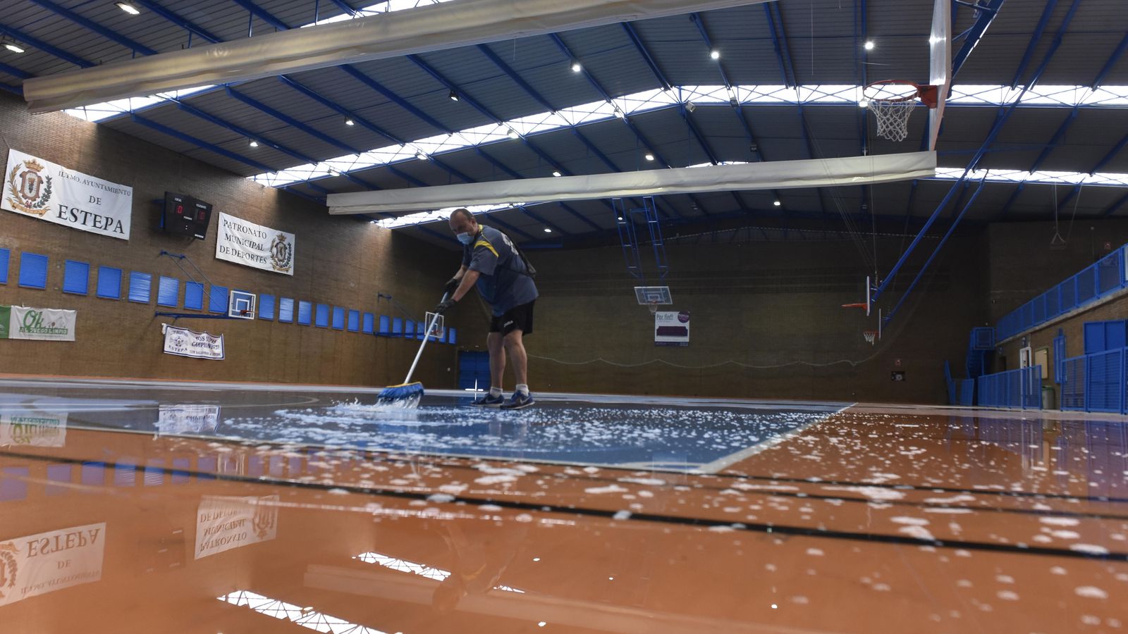 El polideportivo de Estepa, inundado.