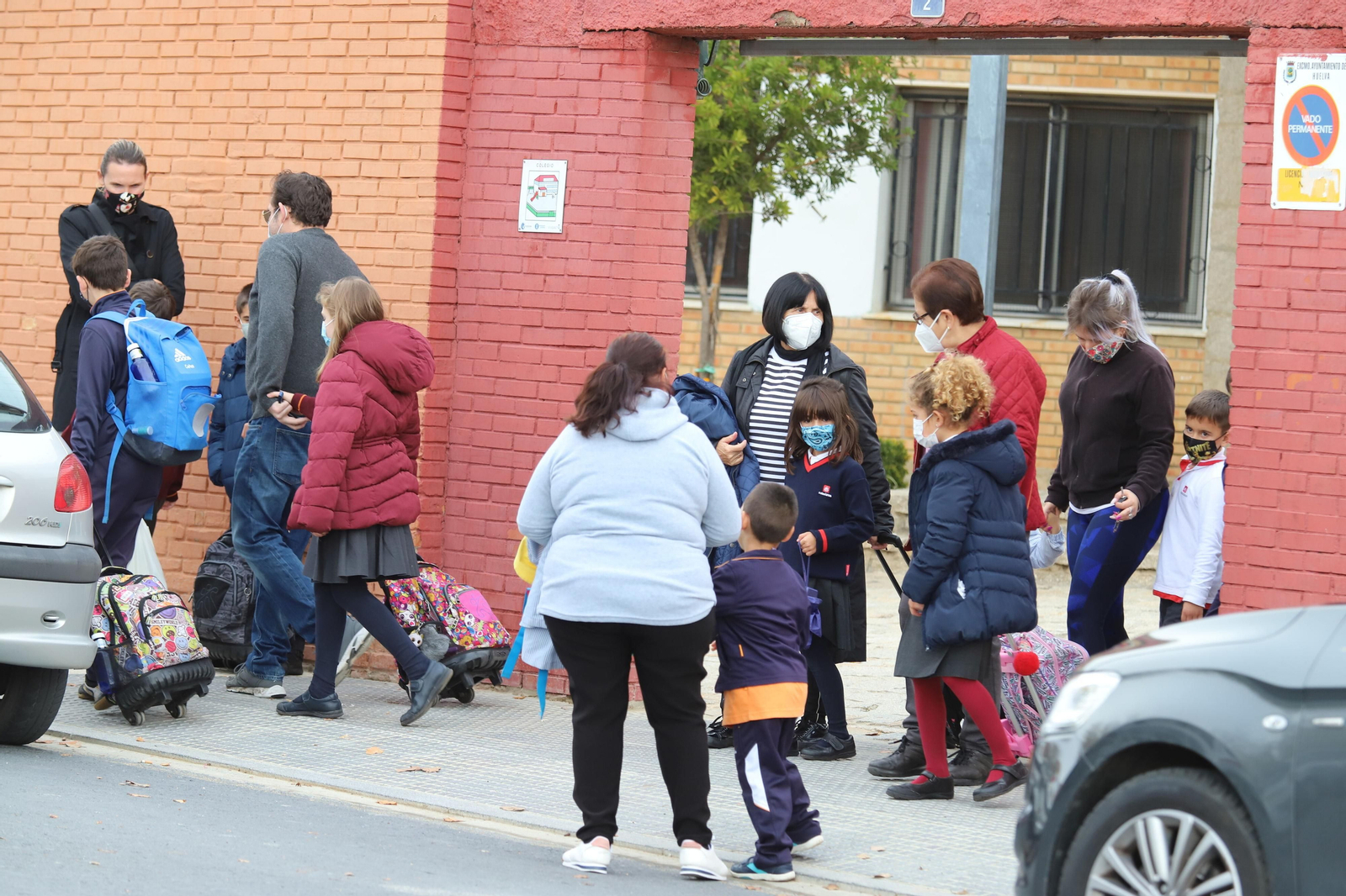 Escolares en la puerta de un colegio de Huelva.
