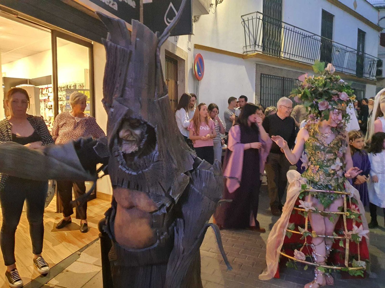 El gran pasacalles inaugural del Zoco de la Encantá de Almodóvar del Río, en imágenes