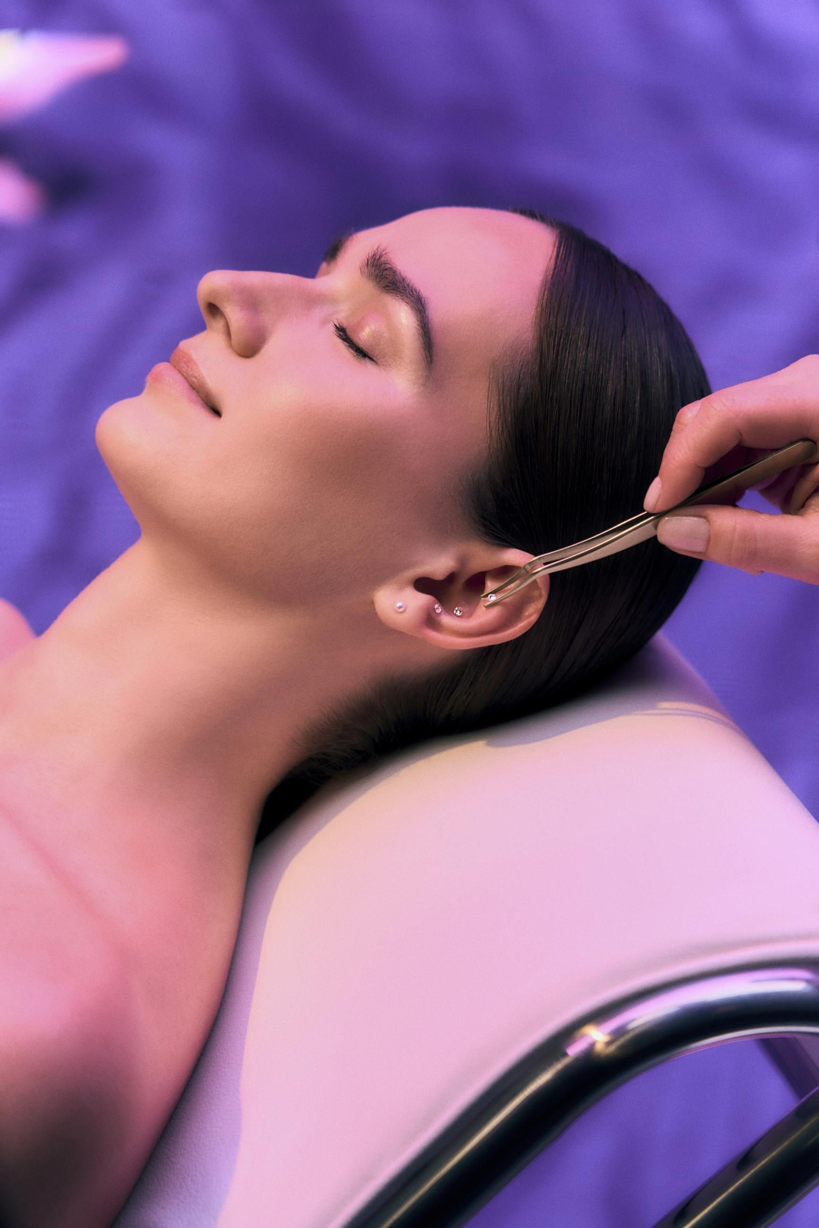 Aplicación de cristales Diamond, un método de acupuntura.