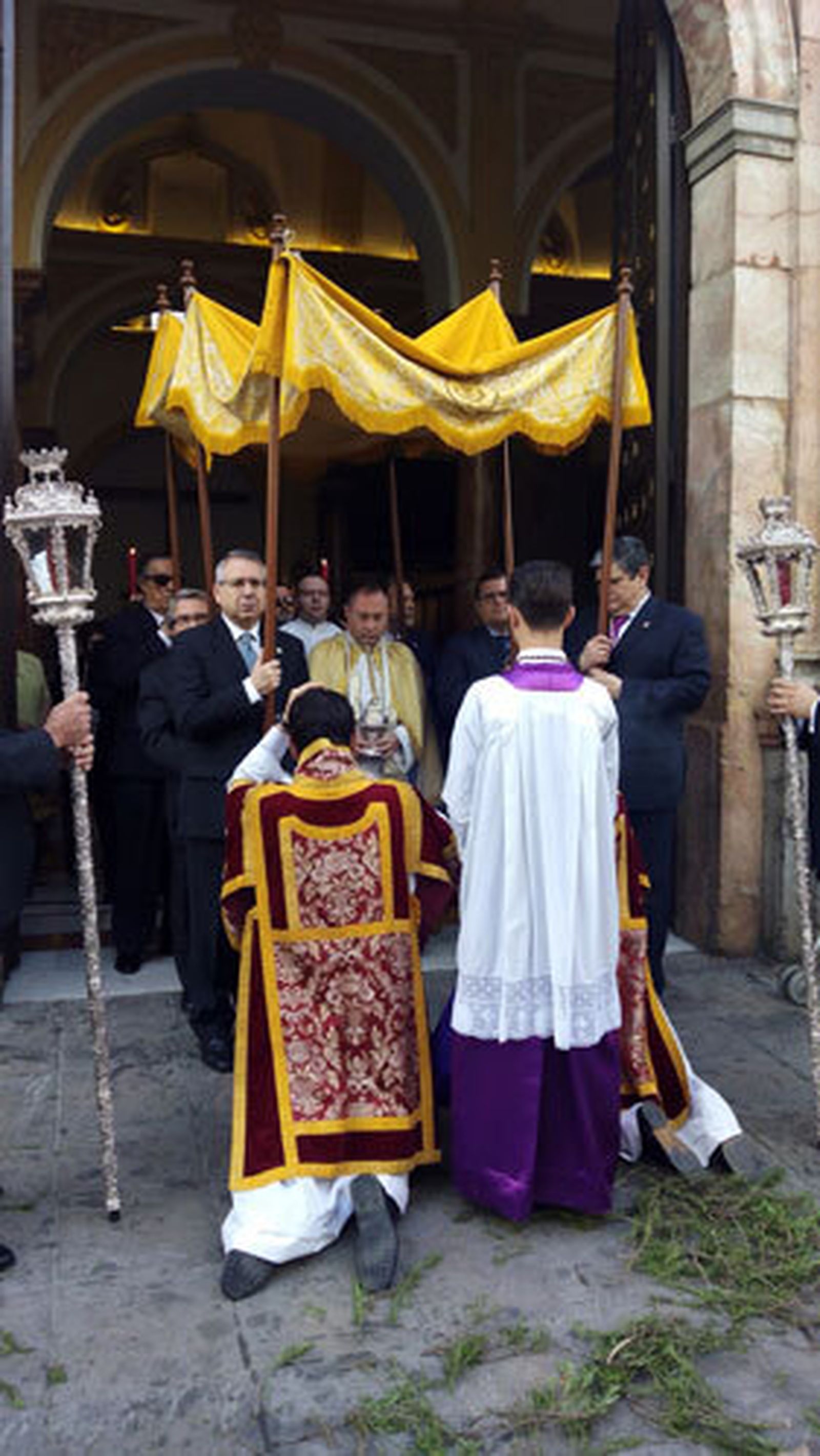 Salida de la procesión de impedidos
