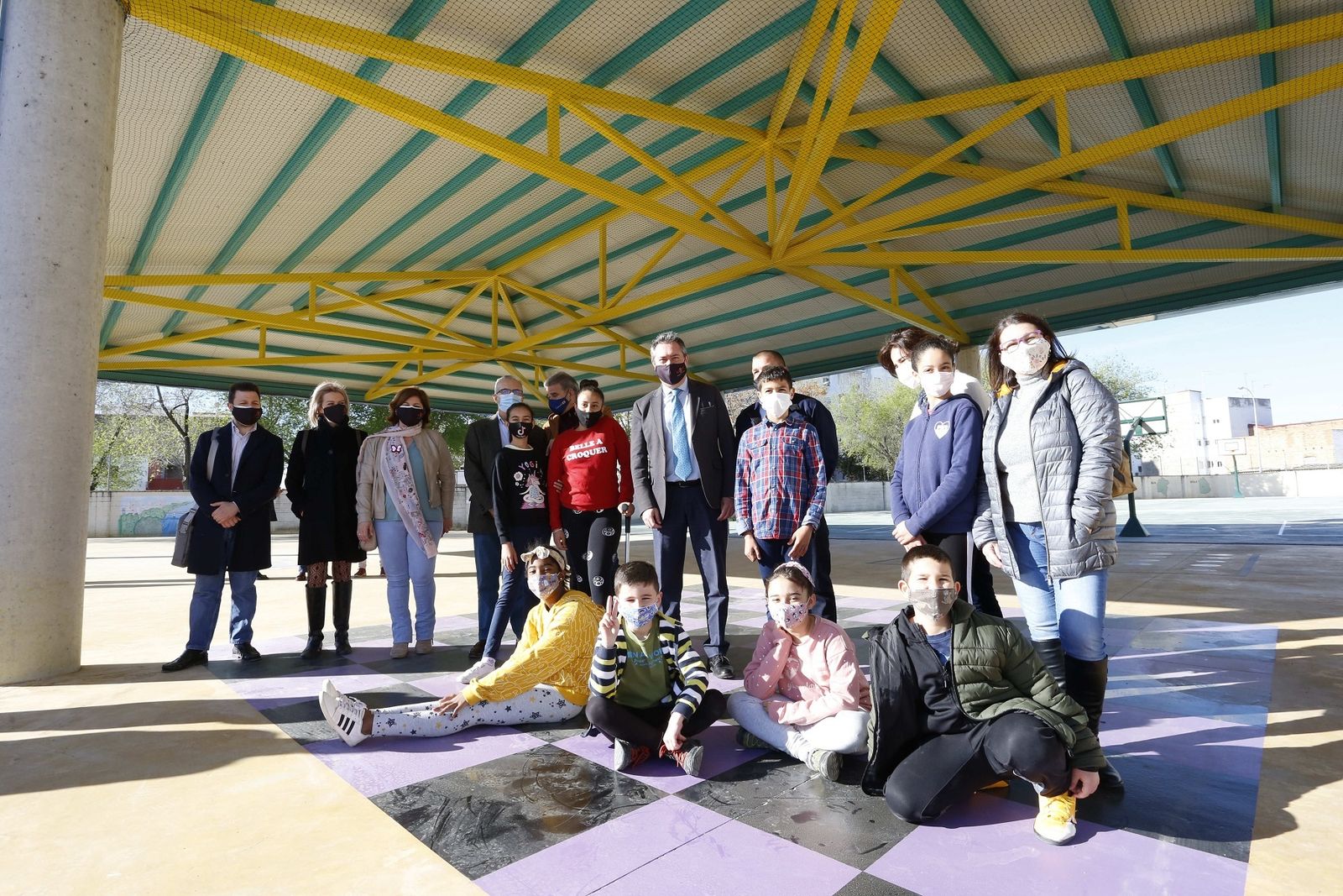 Juan Espadas y Juan Manuel Flores con escolares en el nuevo porche cubierto del CEIP Adriano del Valle.