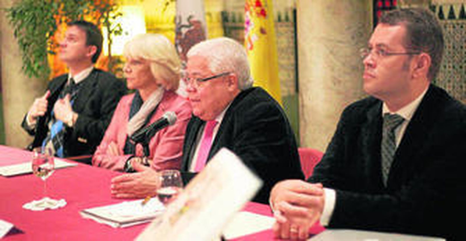 La publicación fue presentada en el Casino Gaditano por sus de sus autores en presencia de la alcaldesa y el coordinador mexicano.