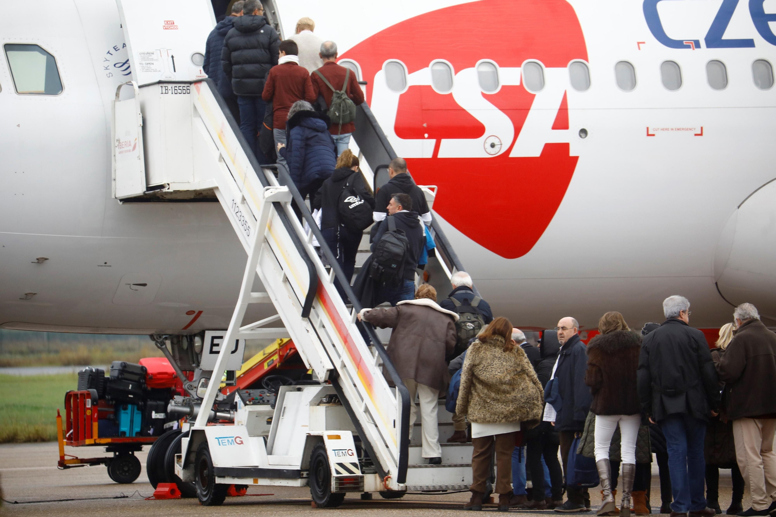 El despegue del el primer vuelo chárter a Europa en el aeropuerto de Córdoba, en imágenes