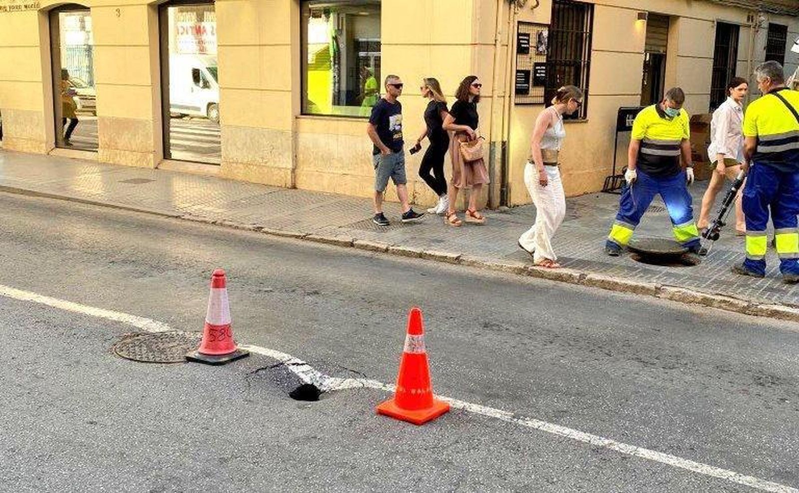 Desperfectos en calle La Victoria.