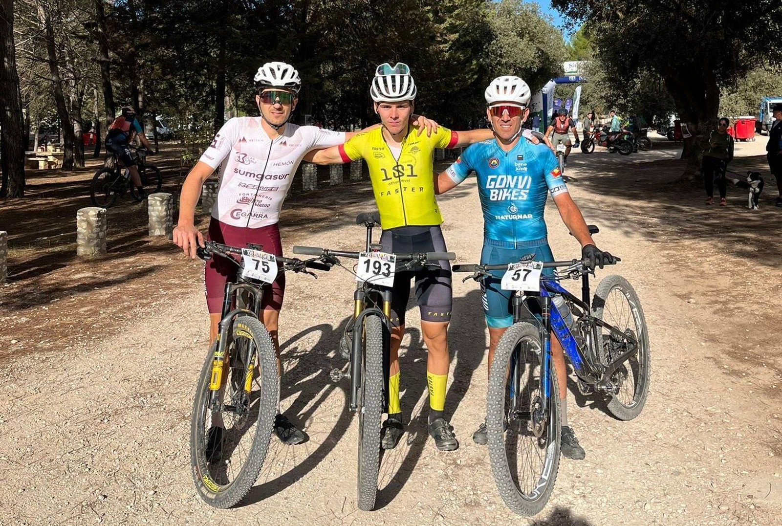 Los tres primeros clasificados en la categoría masculina posan a la conclusión de la prueba.