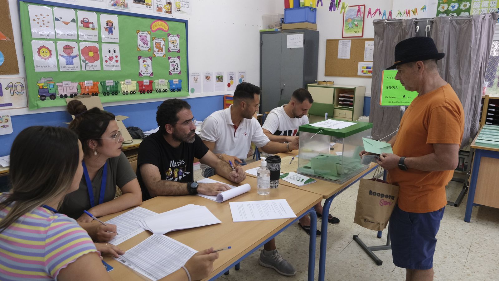 Imágenes de la votaciones en Almería al parlamento andaluz