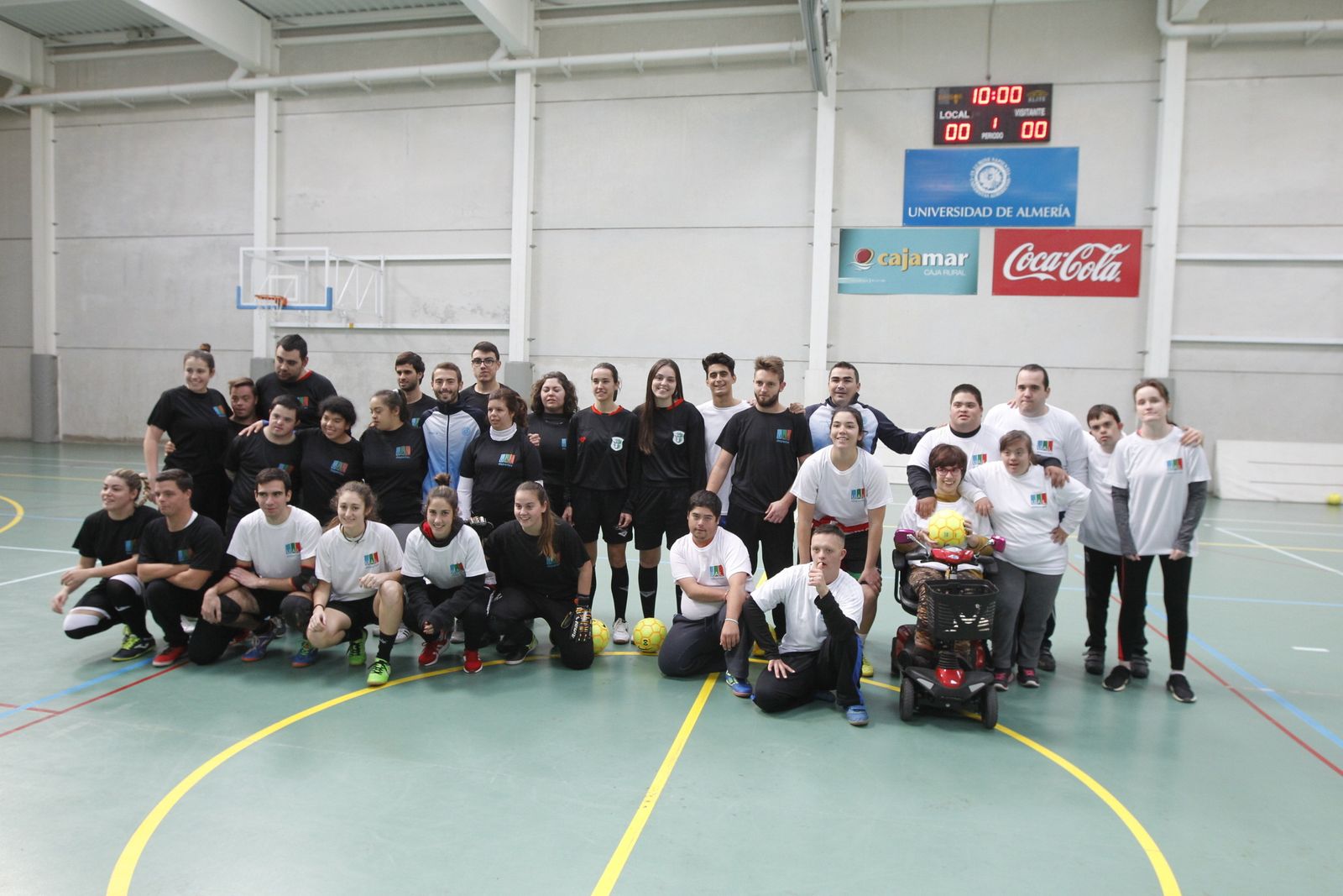 Foto de familia con las jugadores, de ambos sexos, colegiados y entrenadores que participaron en la jornada de fútbol sala inclusivo que cerró la semana de la diversidad de la UAL