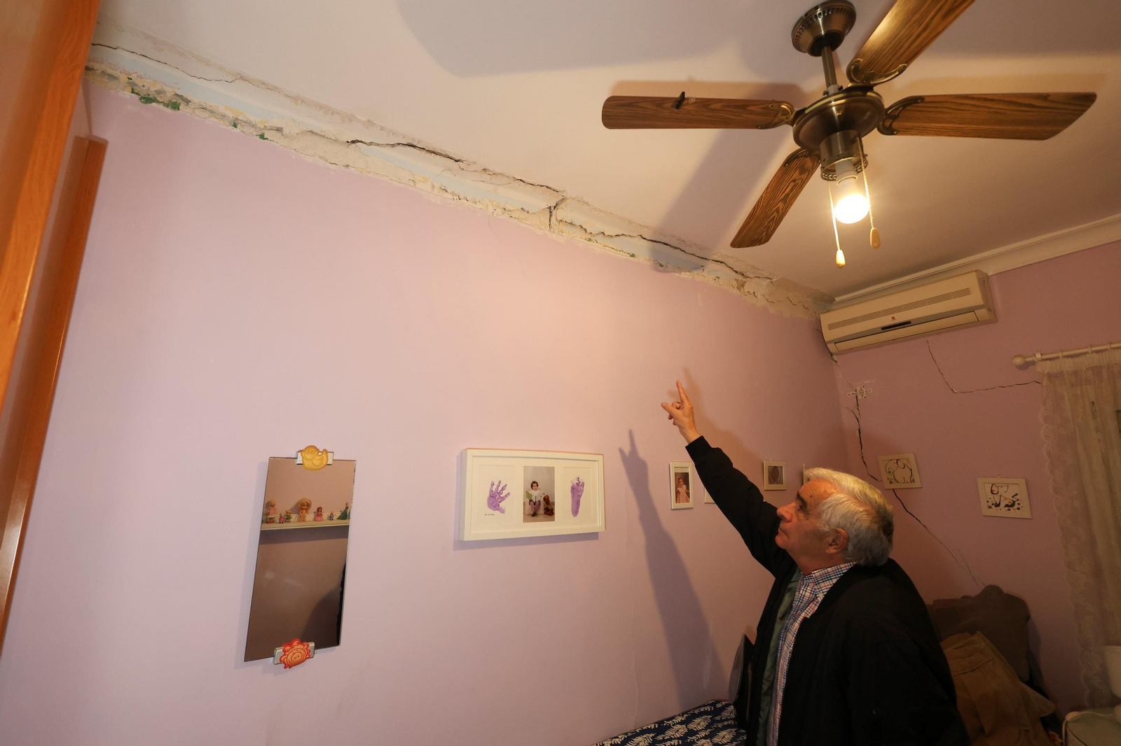 Grieta en el interior de una casa de Carranque.