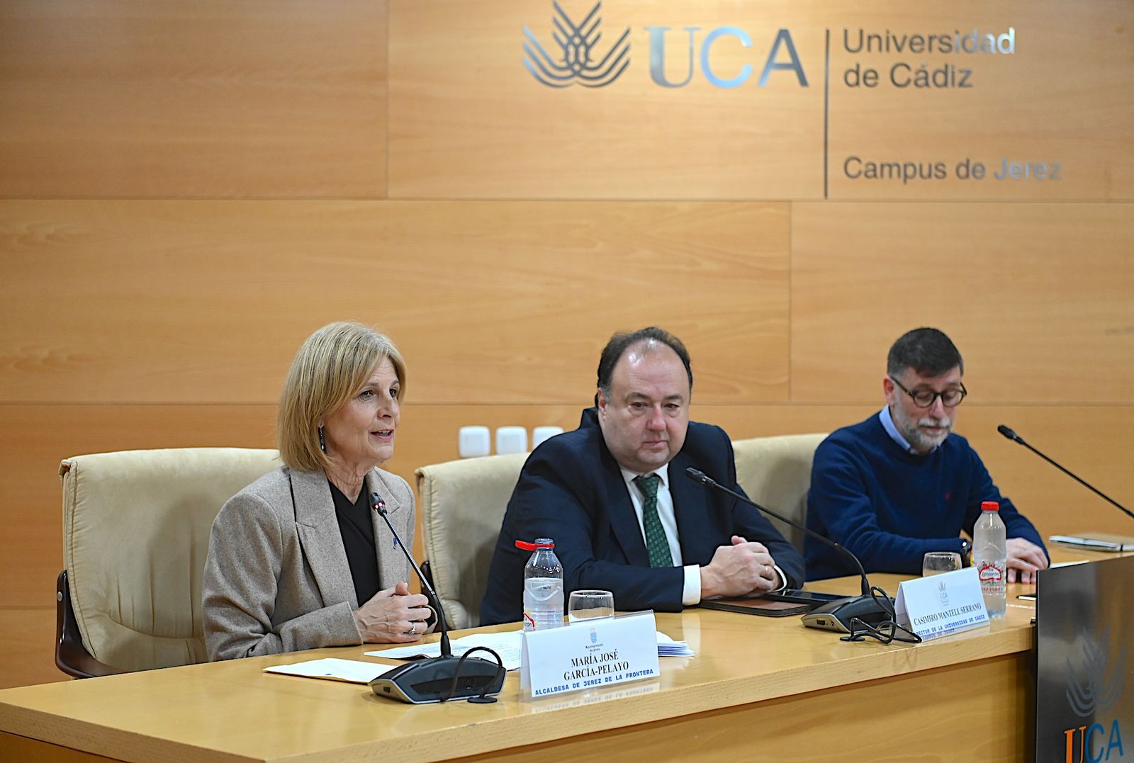 María José García-Pelayo, junto a Casimiro Mantell y Francesc Cortada en la apertura de una Jornada de sensibilización y formación en el Campus de Jerez.