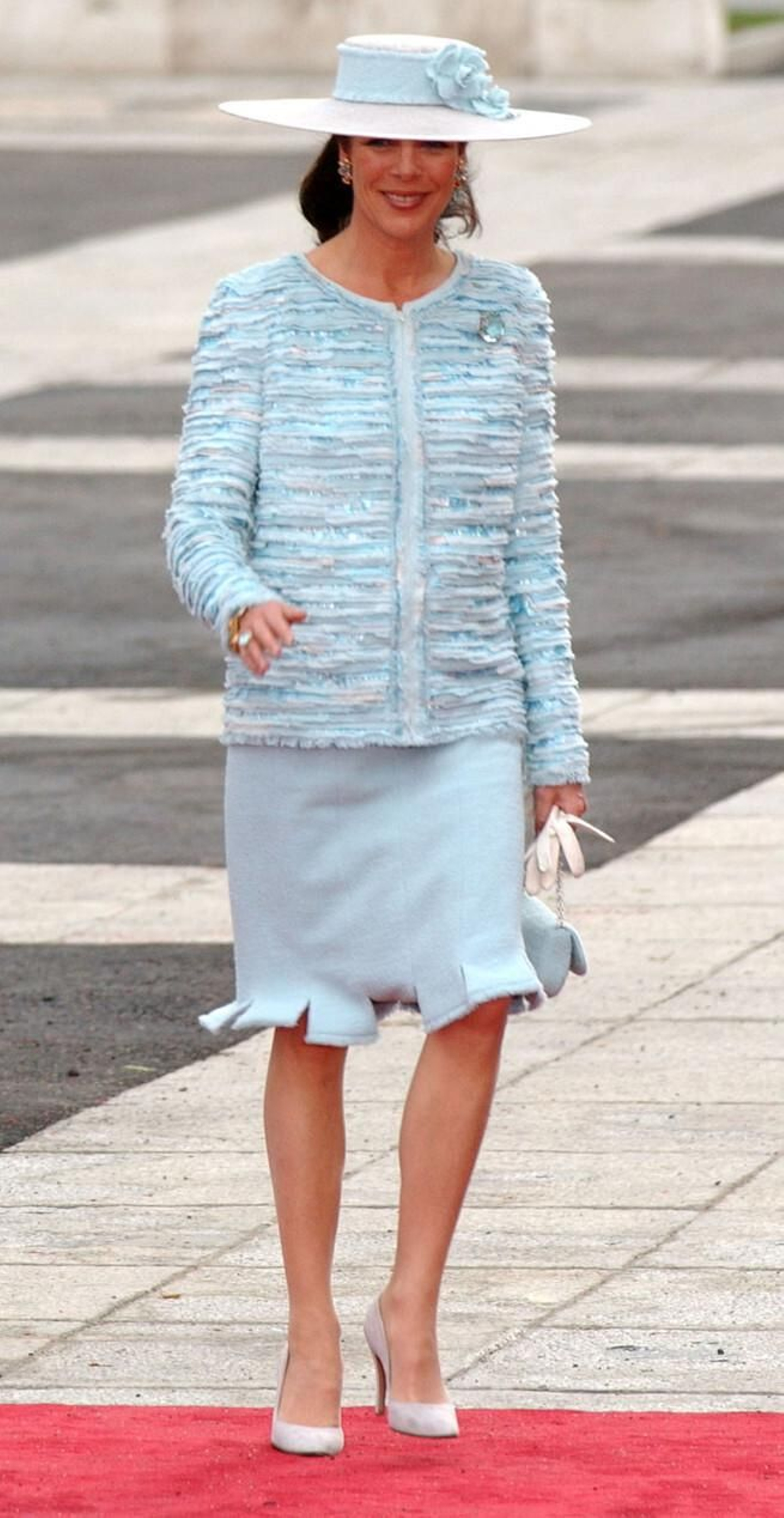 Carolina, impecable con un traje de Chanel azul cielo, a su llegada a la Catedral de La Almudena.