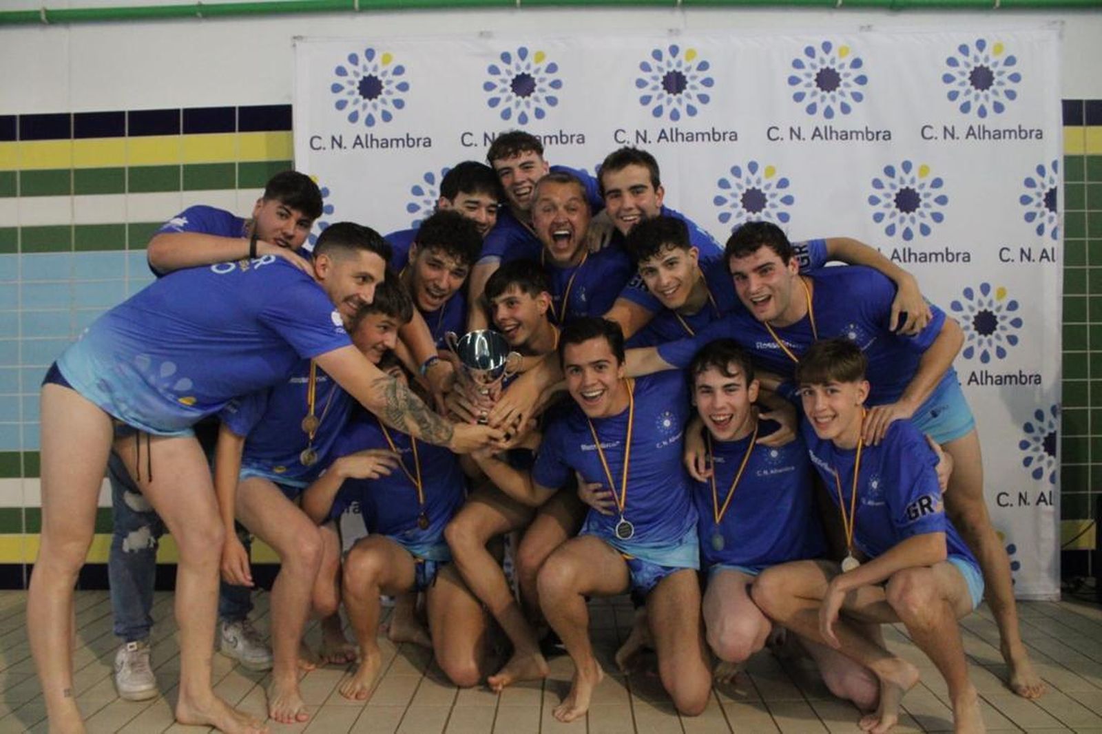 Los jugadores del Club Alhambra celebran su medalla de plata.