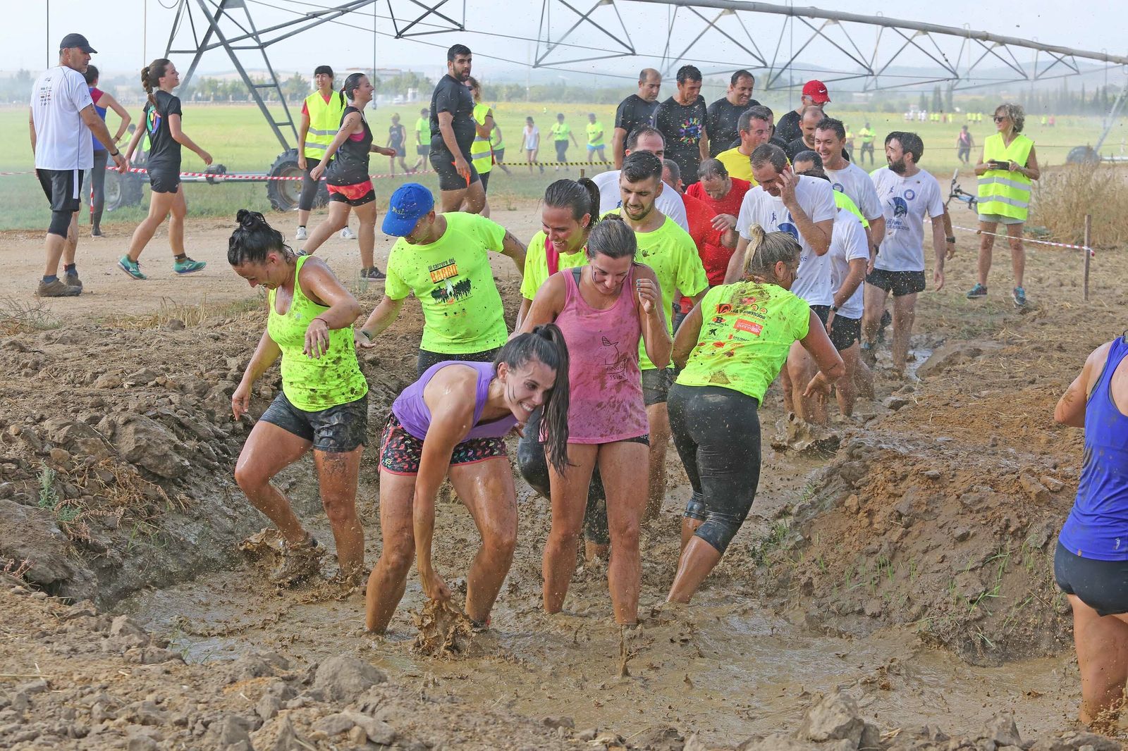 Imágenes de la carrera del barro celebrada en La Barca