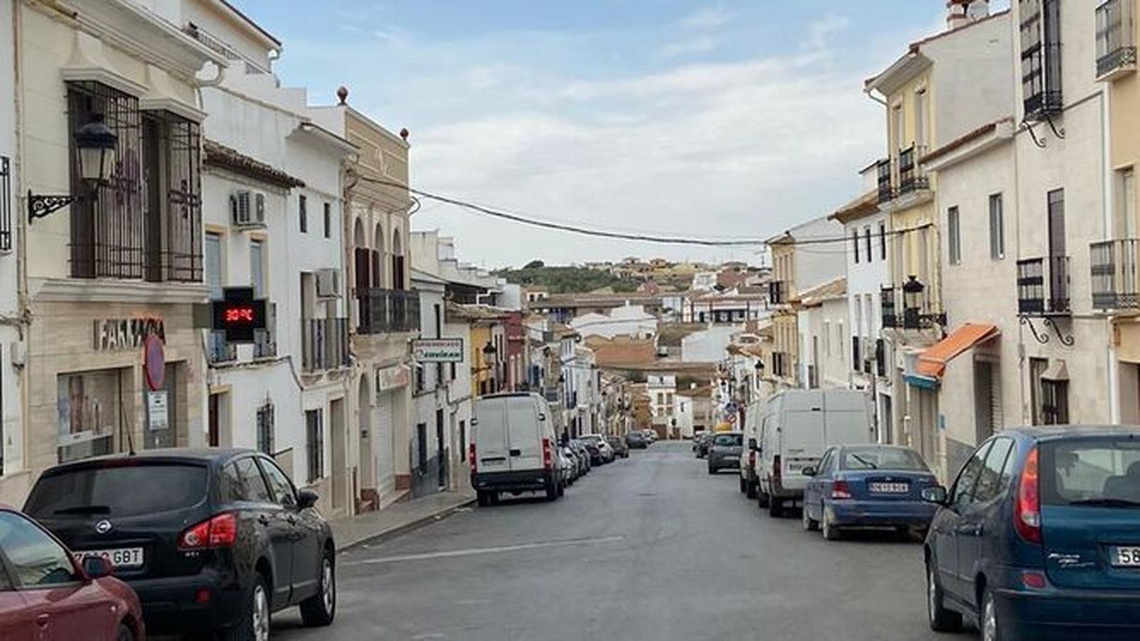 Una calle de Casariche, vacía como la mayoría desde que el Ayuntamiento pidió a los vecinos que se confinaran de forma voluntaria.