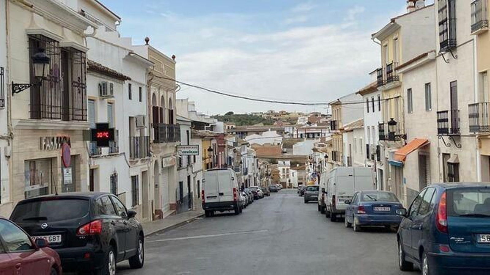 Una calle de Casariche, vacía como la mayoría desde que el Ayuntamiento pidió a los vecinos que se confinaran de forma voluntaria.