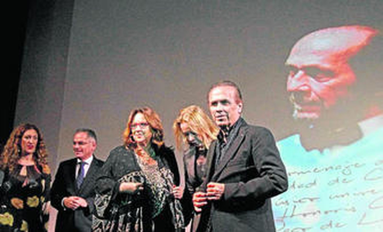 Casilda Varela, Lucía Sánchez y Pepe de Lucía -a la derecha de la imagen-, ayer durante el homenaje de la UCA en Algeciras a Paco de Lucía.