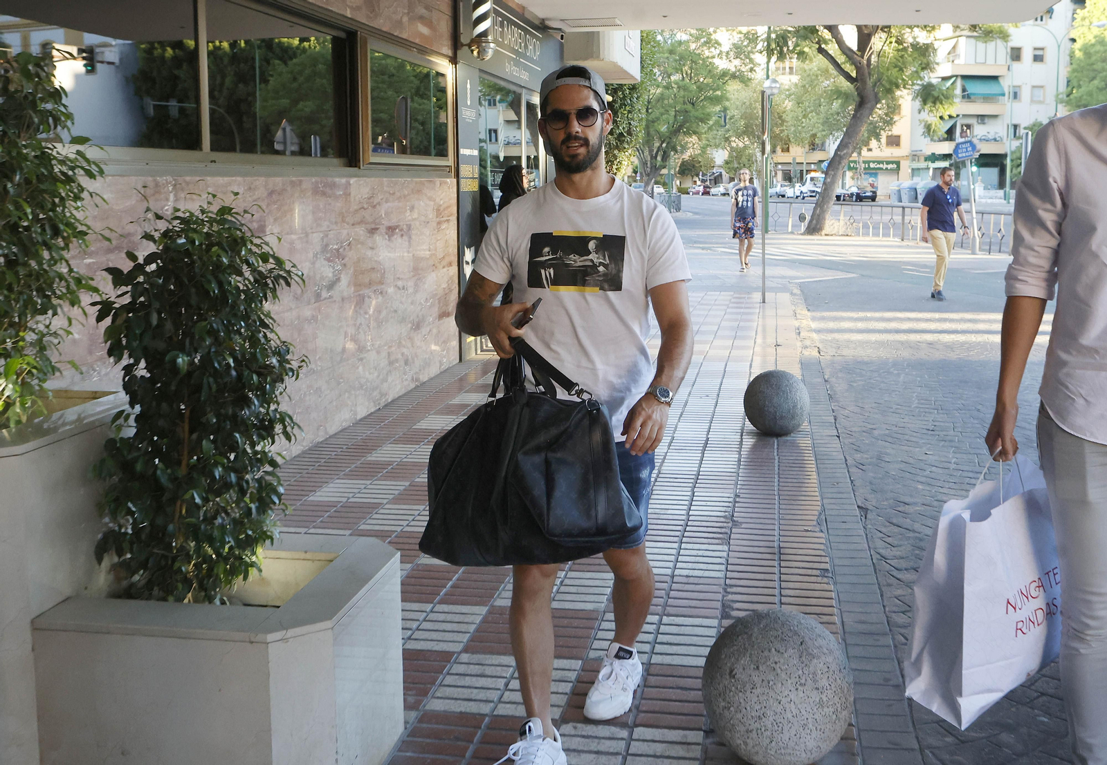 Isco llega en la tarde del domingo al hotel de Sevilla donde se encuentra alojado.