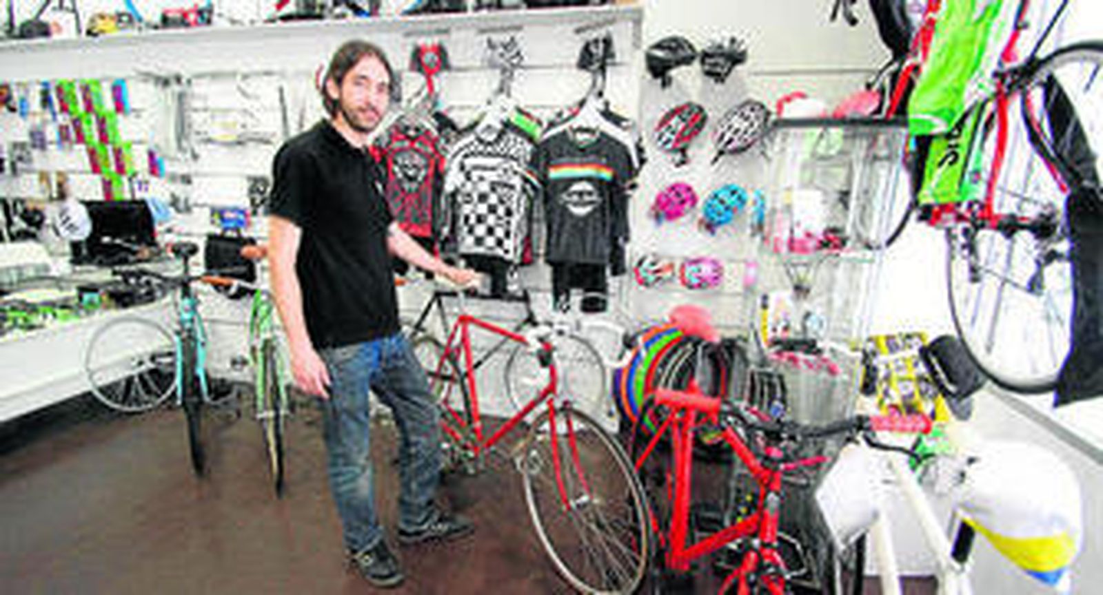 Juan Garallar Bedia es el propietario de la tienda, que abrió el pasado mes de diciembre.