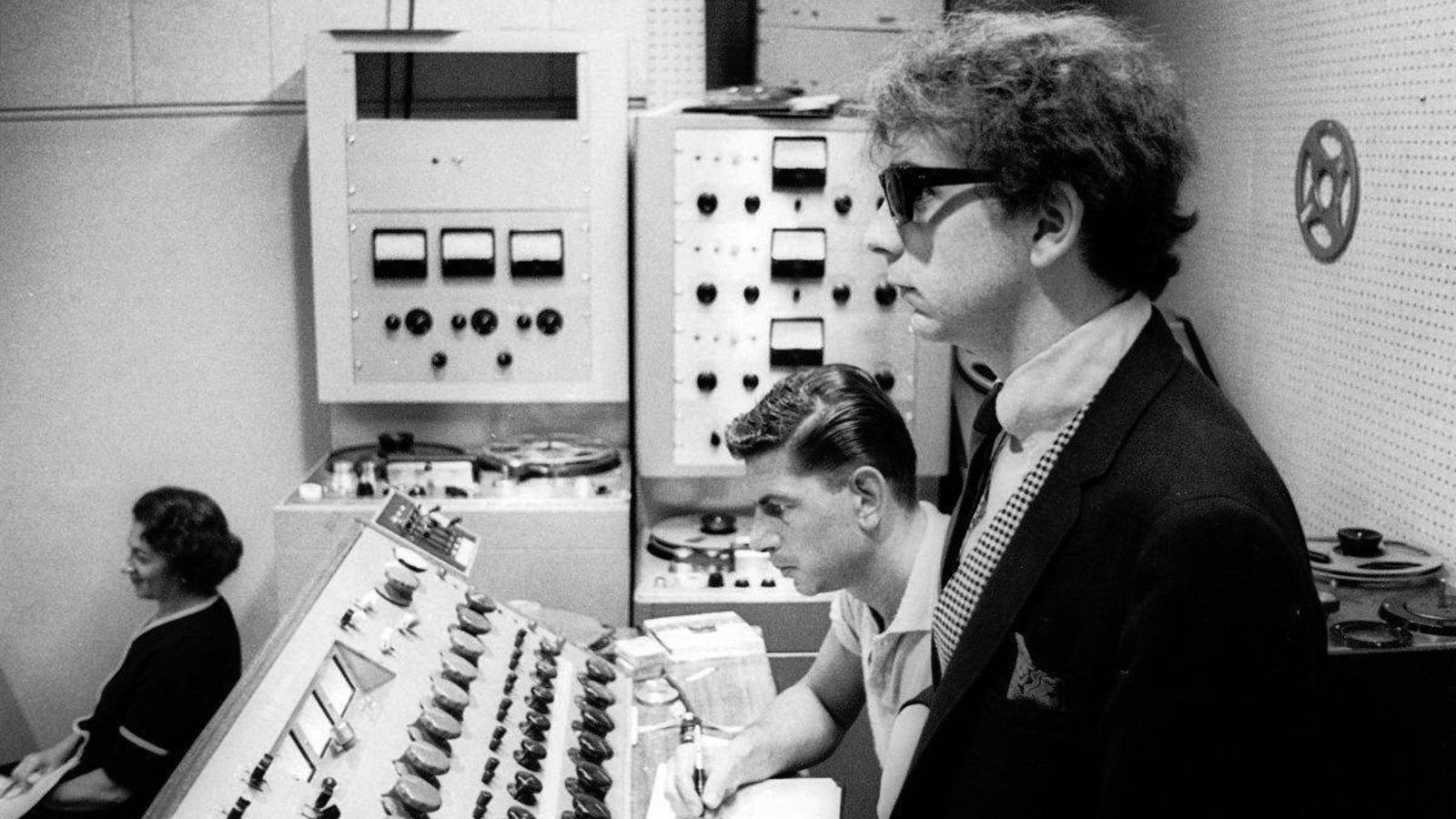 Spector, durante una sesión en su estudio en los años 60.