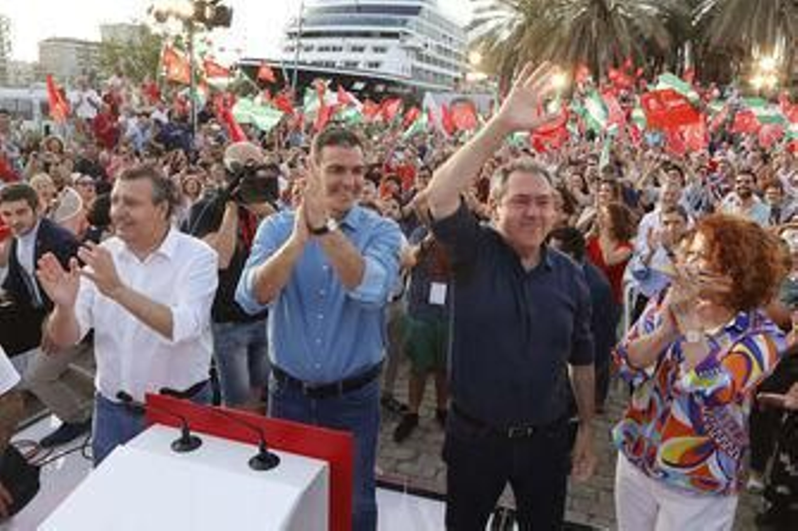 Pedro Sánchez, en un mitin en Sevilla, junto a Juan Espadas y Javier Fernández.