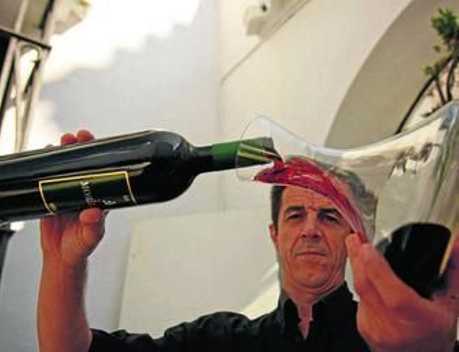 Decantación de una botella de Morillas, ayer en la presentación del vino