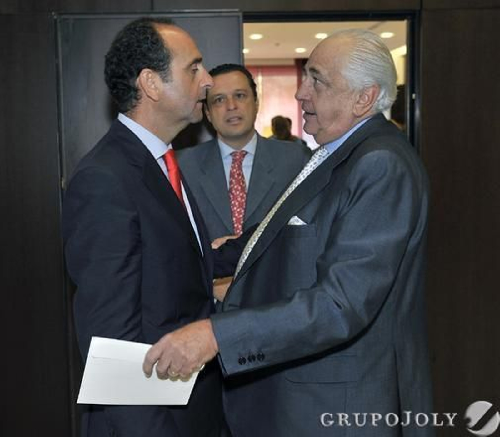 Alberto Delgado, con Enrique Ruiz y Alejandro Gómez, presidente y responsable en Andalucía de Laboratorios Vir.

Foto: Belén Vargas / Juan Carlos Vázquez