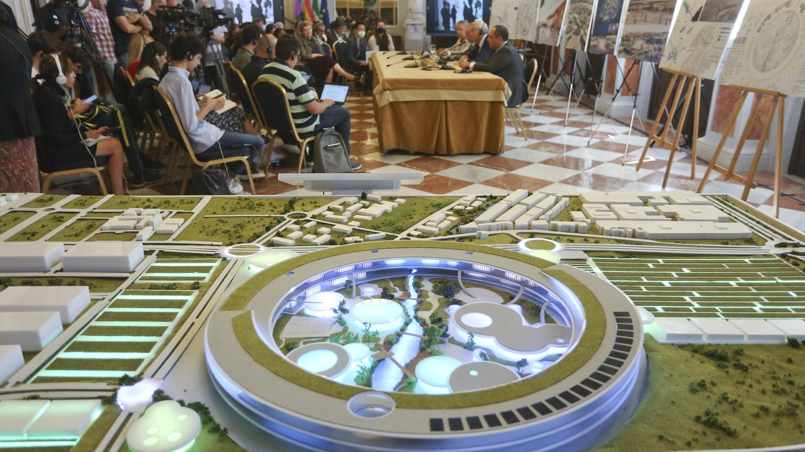 Maqueta del recinto que se proyecta para la Expo 2027 en el Ayuntamiento de Málaga.