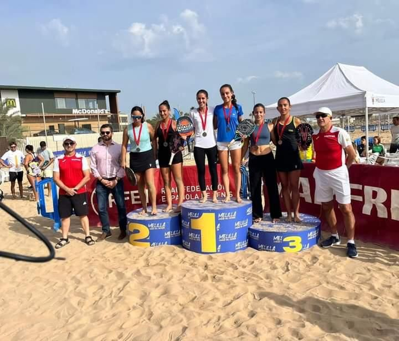 Uno de los podios del I Máster Nacional MAPFRE de Tenis Playa celebrado en la ciudad autónoma de Melilla.
