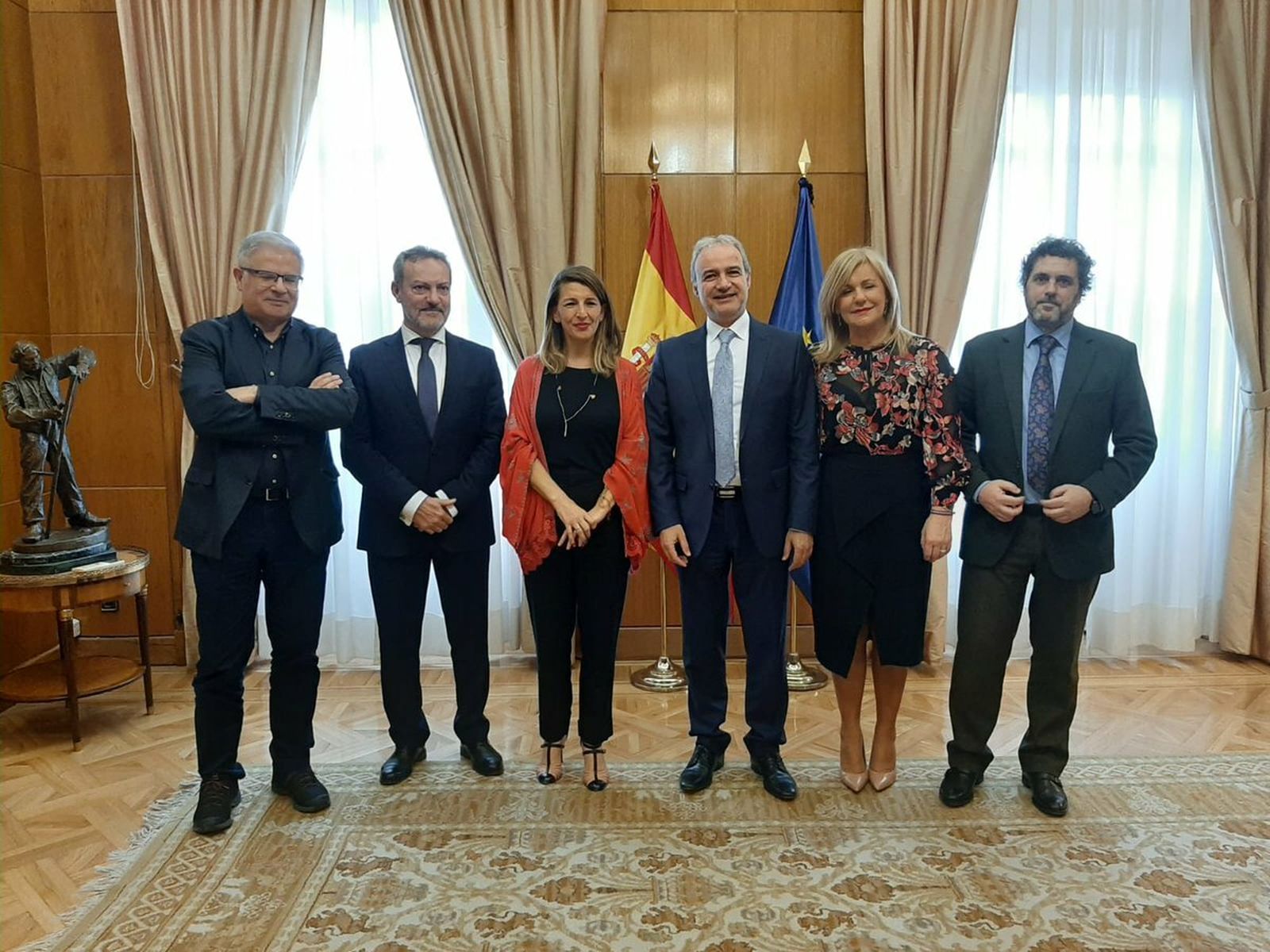 José Ramón Barrera (segundo por la izquierda) en la reunión de los graduados sociales con la ministra  Yolanda Díaz Pérez