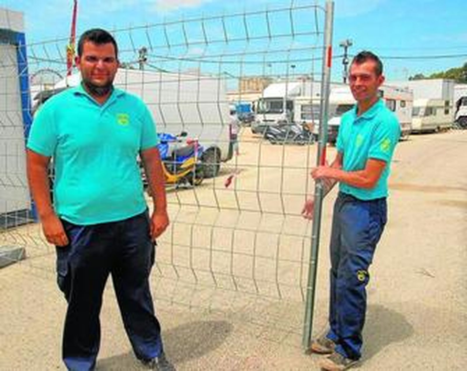 Isaac y Alejandro, dos de las 11 personas que controlan los accesos al campamento de los feriantes.