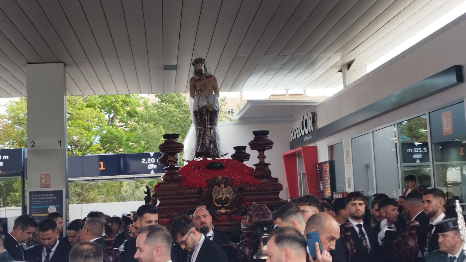 Ecce-Homo y Amor de Vélez-Málaga se refugian del aguacero en una gasolinera