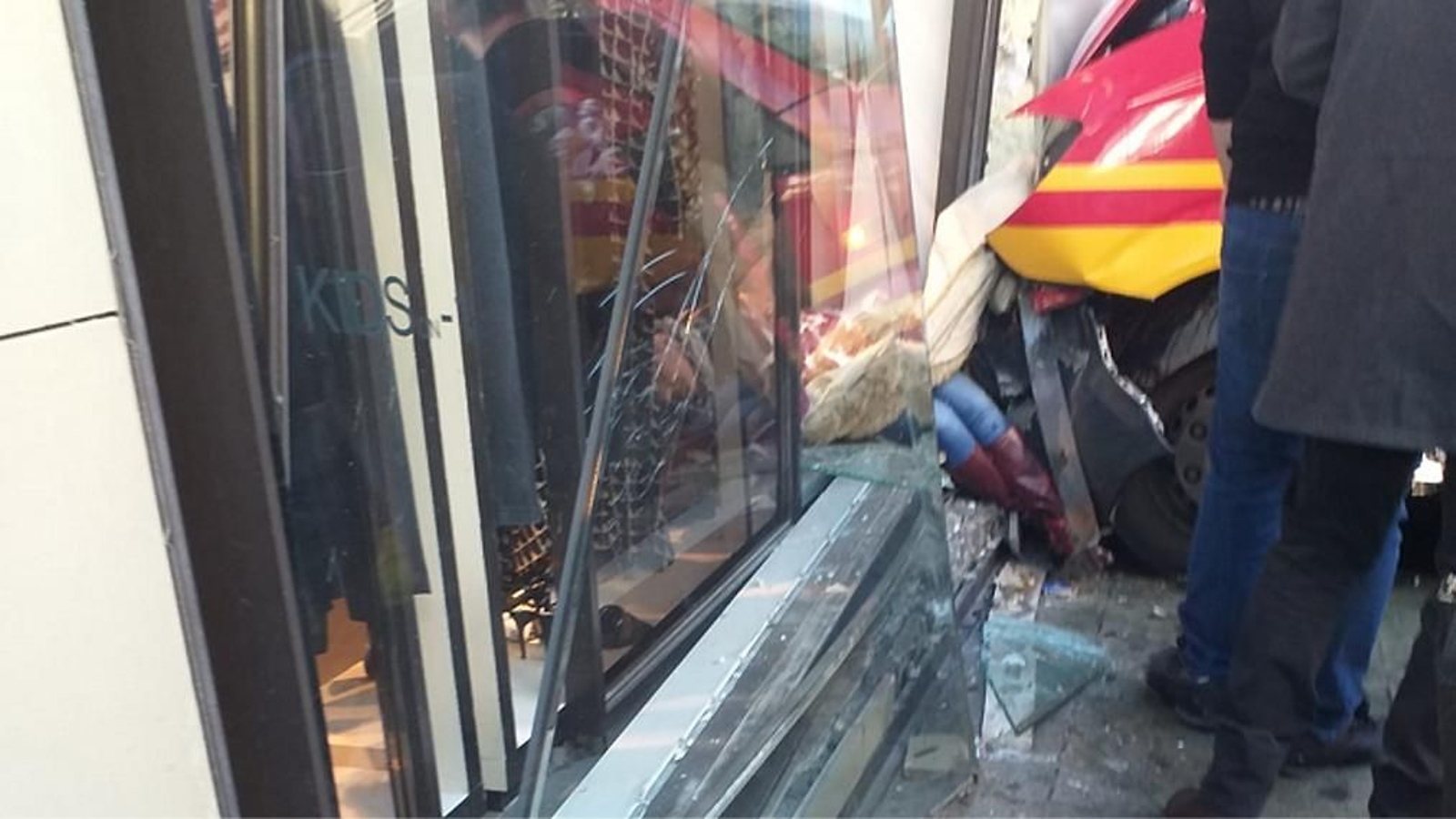 Imágenes del accidente de un microbús de Tussam en la Campana