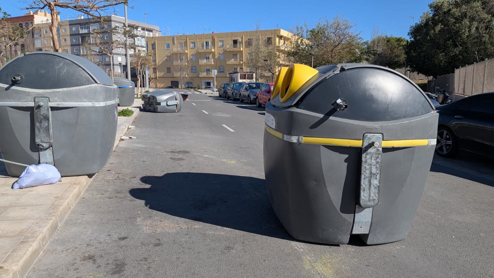 Contenedores en la vía junto a Sierra Alhamilla.