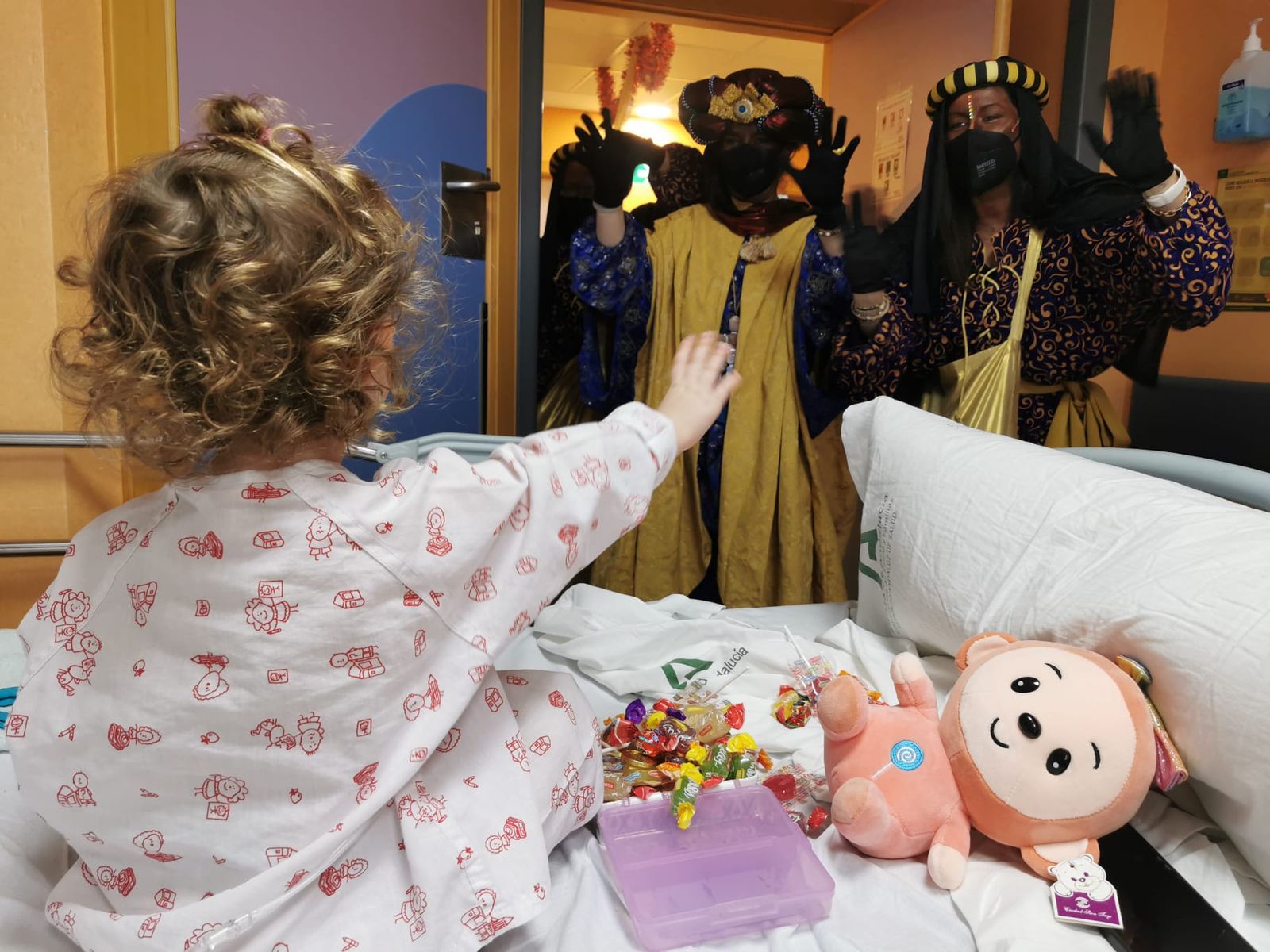 Una niña con el rey Baltasar en pediatría.