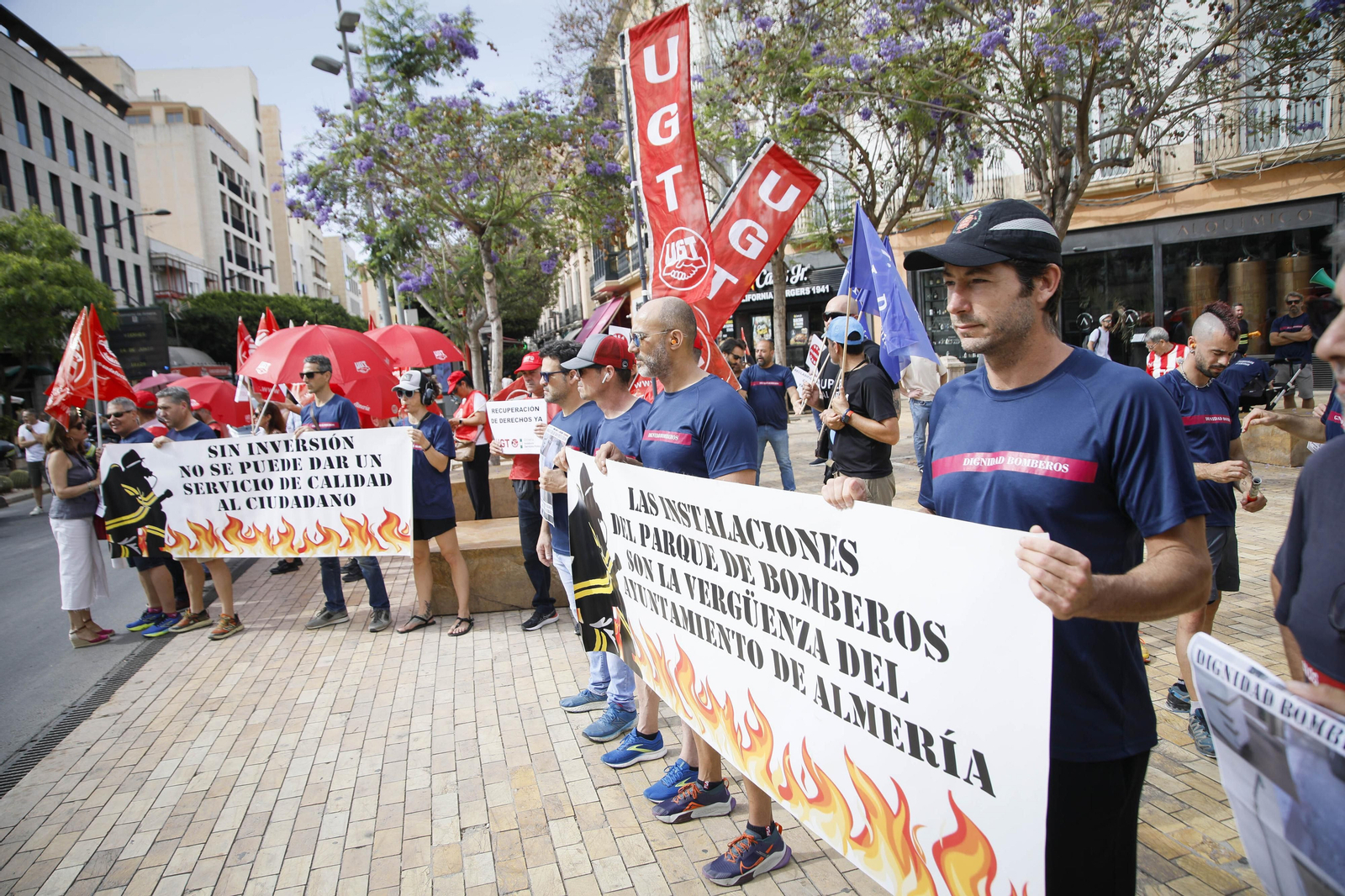Manifestación de los bomberos quemados de Almería, en imágenes