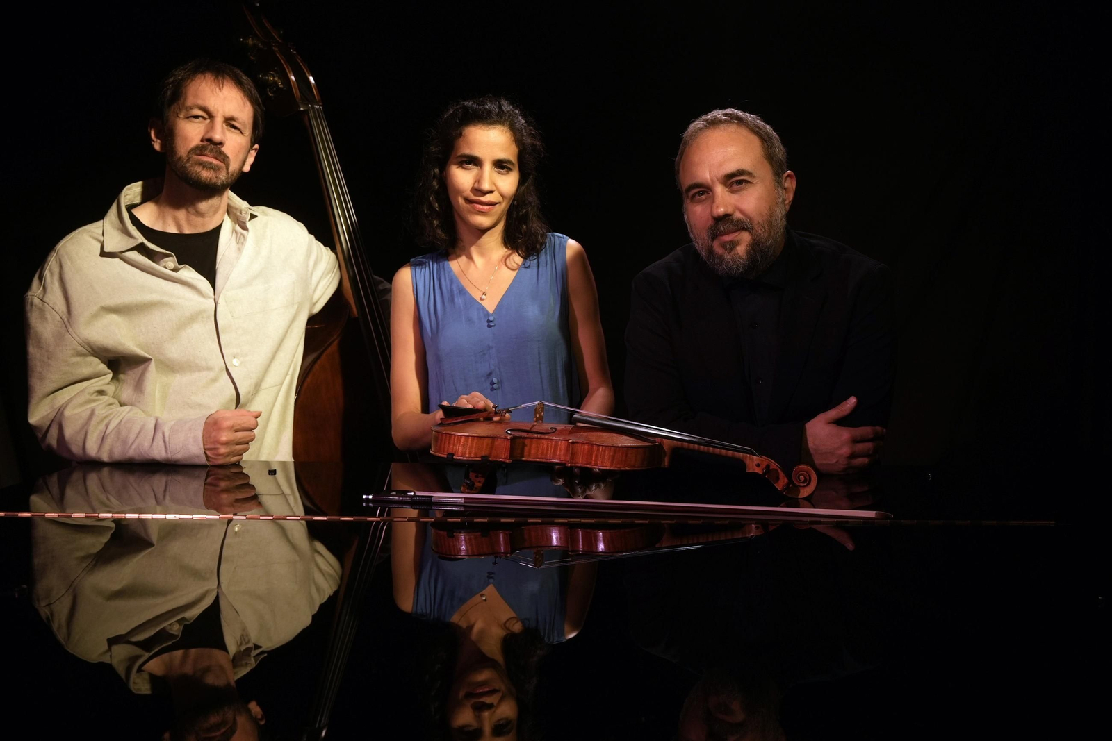 Moisés P. Sánchez (derecha), junto a Pablo Martín Caminero y Ana María Valderrama.
