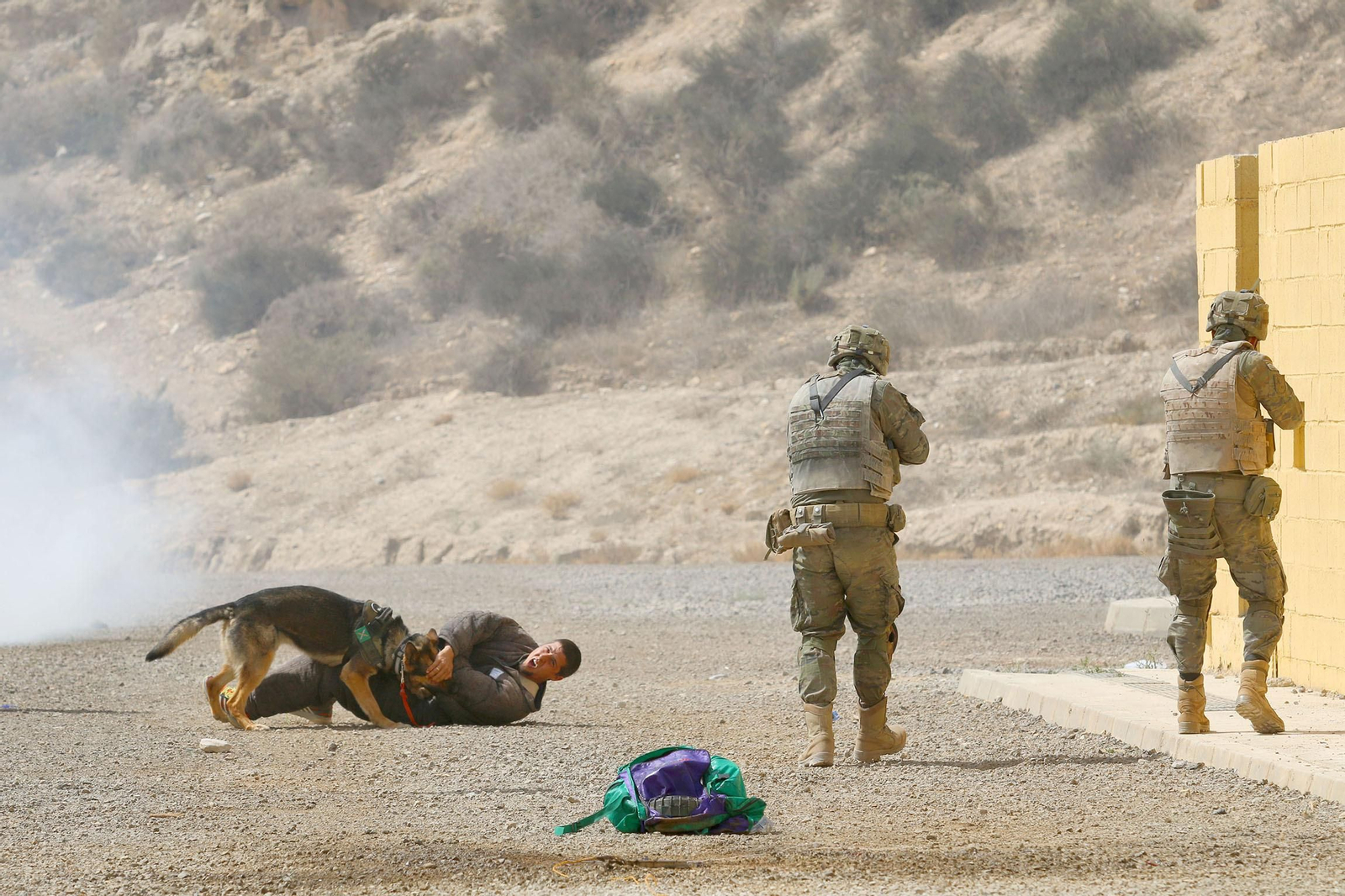 Imágenes de la visita de la ministra de Defensa a la base militar de Viator