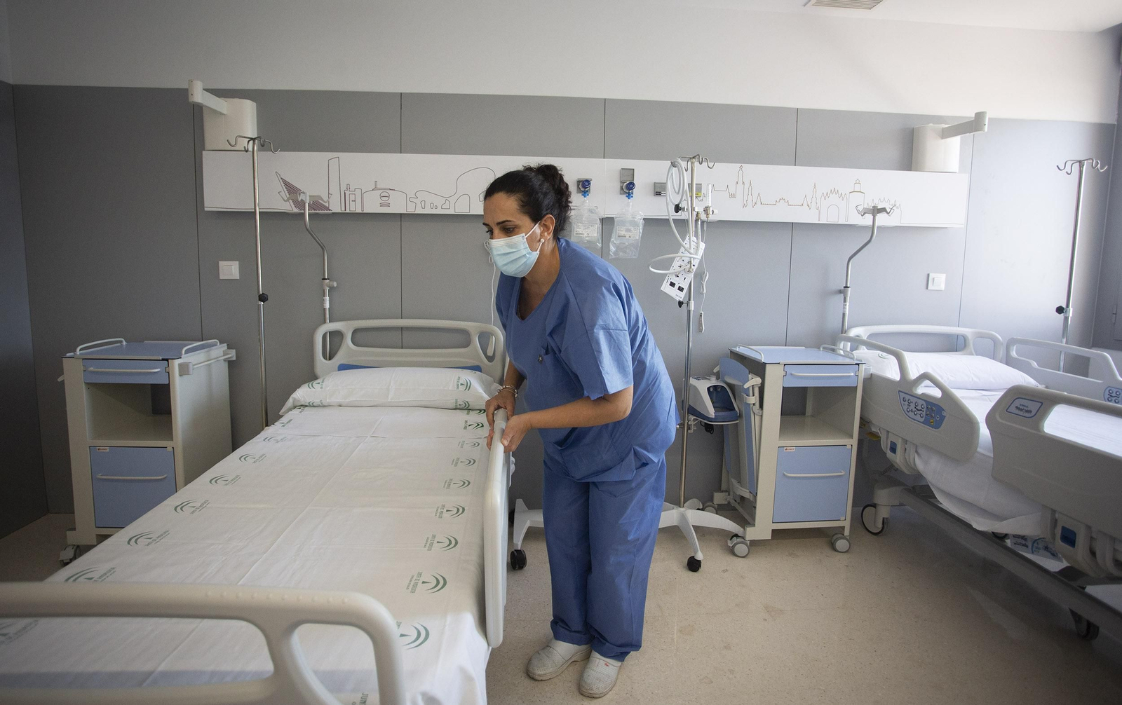 Las imágenes de la visita al interior del Hospital Militar de Sevilla