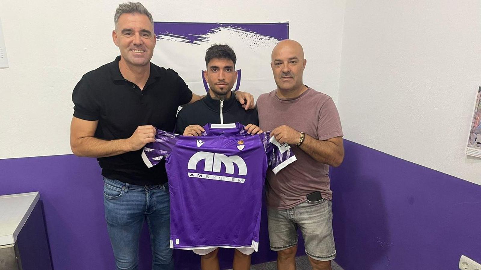 Fran Anera y 'Puskas' junto a Óscar Lozano, tras la firma del acuerdo. Fran Anera y 'Puskas' junto a Óscar Lozano, tras la firma del acuerdo.