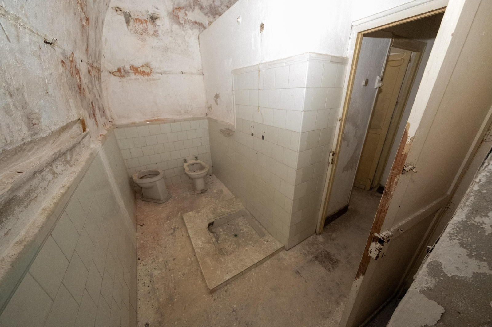 Las imágenes del abandono de las bóvedas de la muralla de Cádiz