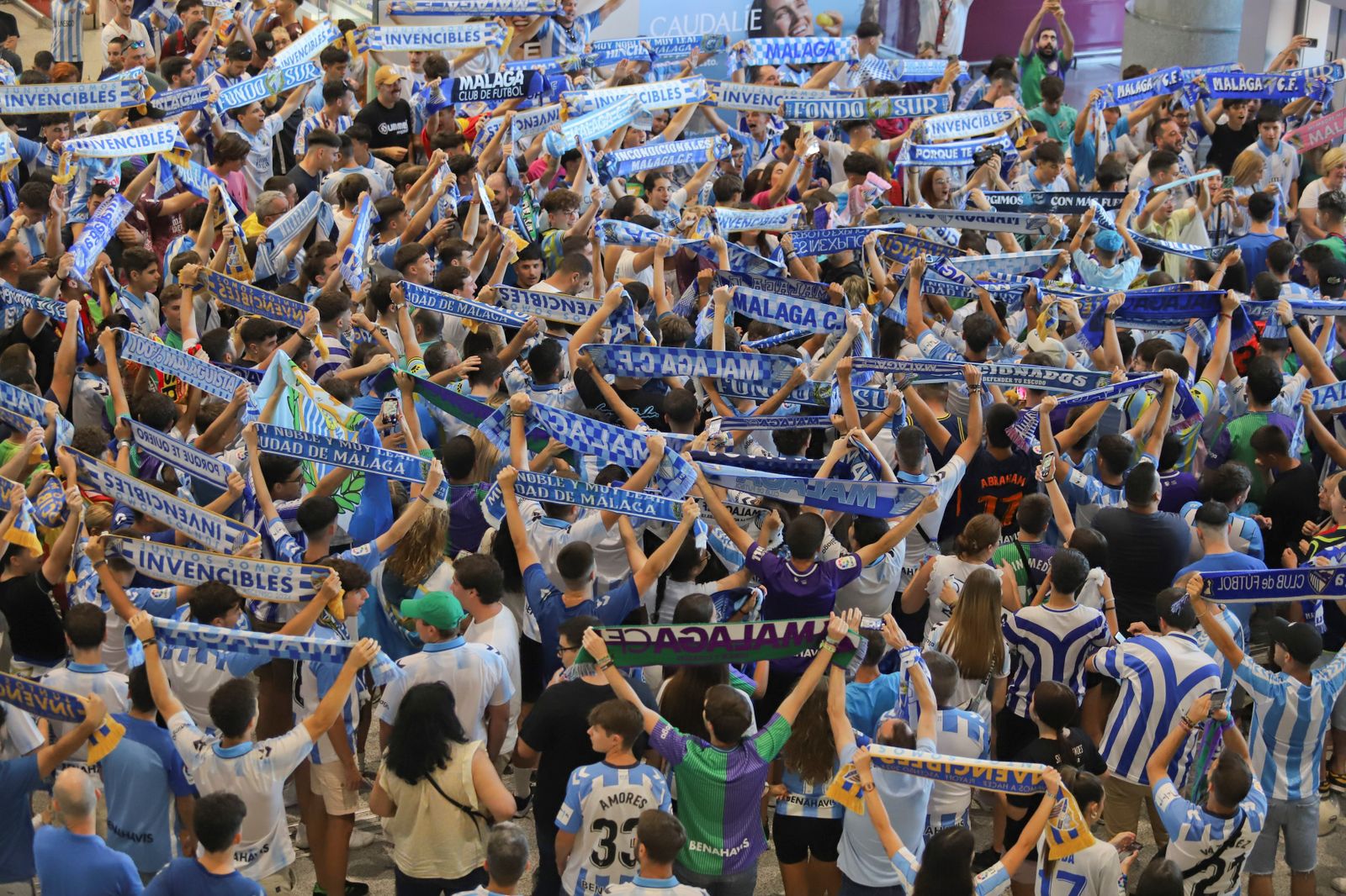 El espectacular preámbulo en el aeropuerto con la afición