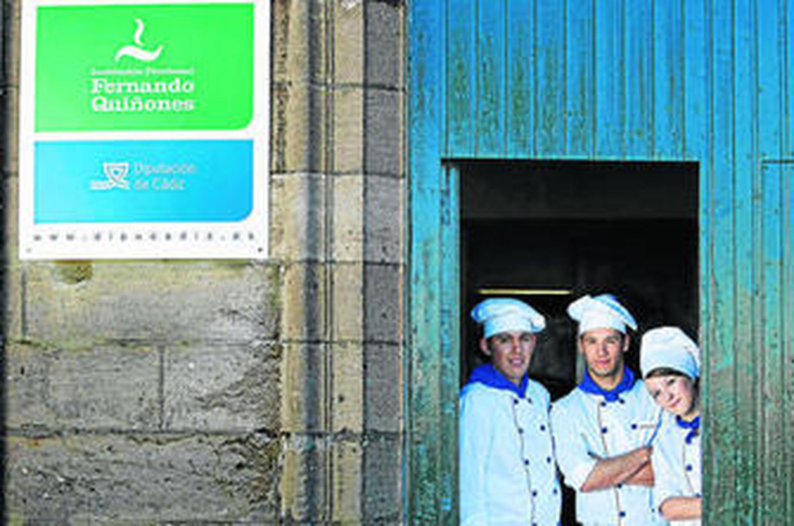 Alumnos, a la puerta de la Escuela de Hostelería Fernando Quiñones en su entrada por Valcárcel.