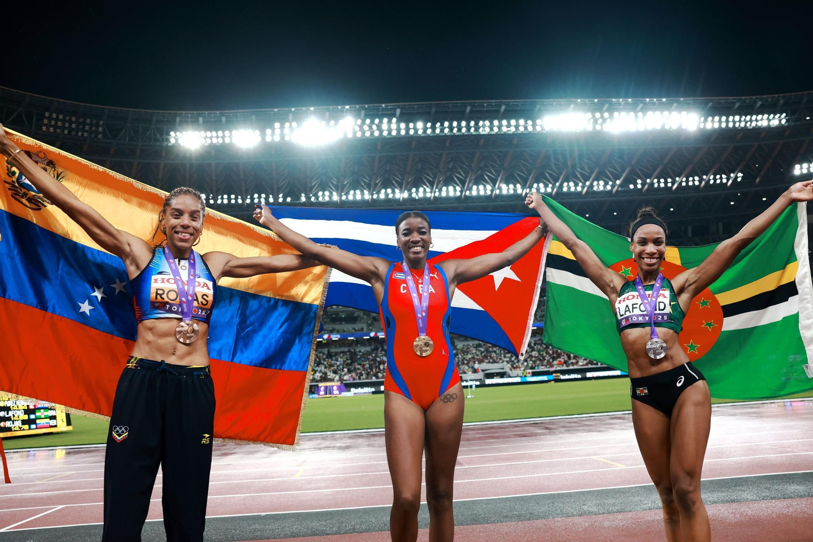 Las tres integrantes del podio del triple salto femenino, Leyanis Pérez, Thea Laffond y Yulimar Rojas.